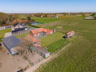 Te koop: Hoeve met ruime grond in Lichtervelde<br /><br />In de Moerplasstraat 3 te Lichtervelde bevindt zich deze hoeve op een perceel van 1350 m².<br /><br />De woning is volledig te renoveren, maar biedt tal van mogelijkheden voor wie op zoek is naar een project dat volledig naar eigen smaak kan worden ingericht. Dankzij de ruime grondoppervlakte is dit een interessante opportuniteit voor zowel particulieren als investeerders.<br /><br />De ligging nabij de E403 zorgt bovendien voor een vlotte bereikbaarheid en een uitstekende verbinding naar omliggende steden.<br /><br />Extra troef: deze eigendom komt eveneens in aanmerking voor Ventilus-vergoeding. Meer informatie hierover is verkrijgbaar via Simon.<br /><br />Troeven:<br />✔ Perceeloppervlakte van 1350 m²<br />✔ Goede bereikbaarheid dankzij ligging nabij de E403<br />✔ Veel renovatie- en inrichtingsmogelijkheden<br />✔ Interessant voor handige kopers of investeerders<br />✔ Mogelijkheid tot Ventilus-vergoeding<br /><br />Interesse?<br />Neem gerust contact op voor meer informatie of een bezichtiging via Simon op 0498/123.708 of via simon@vicusvastgoed.be