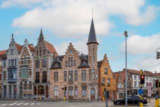 Achter deze klassieke, beschermde gevel schuilt een knap, doordacht en duurzaam gerenoveerd kantoorgebouw (ingeschreven en aangepast naar...