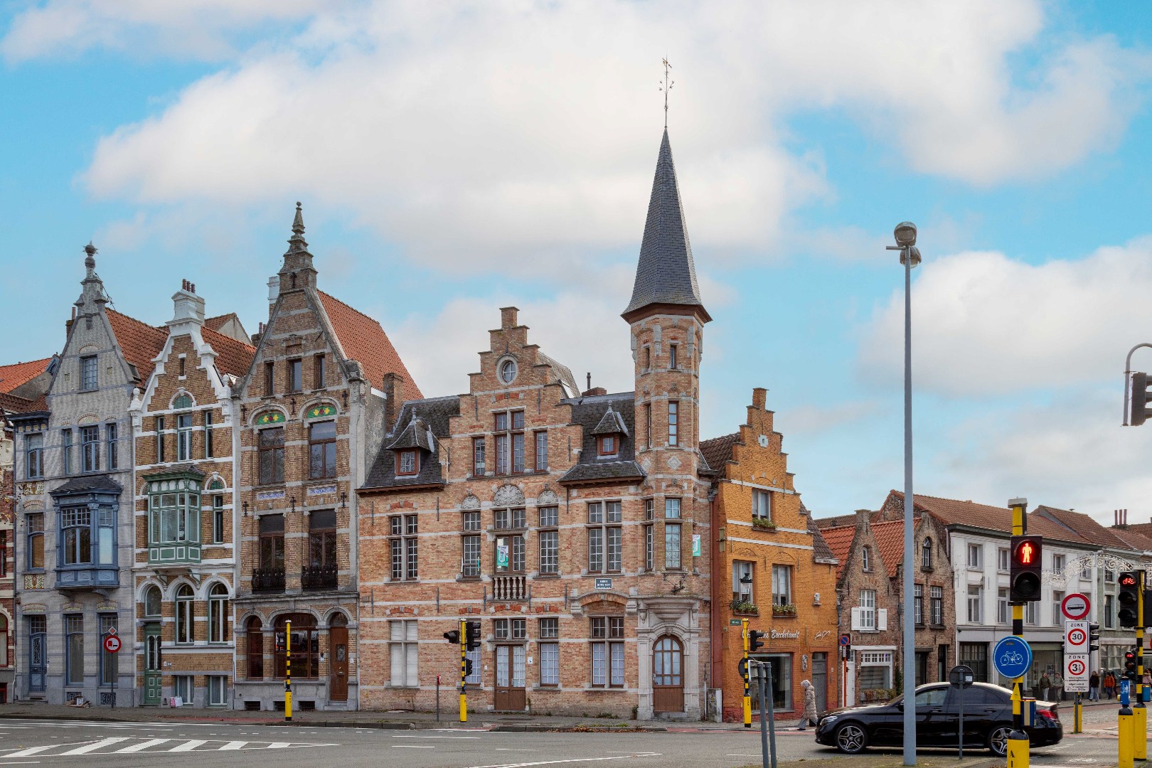 Iconisch neo-gotisch pand met uniek zicht op de Ezelpoort en het Stil Ende - foto 2
