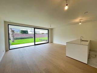 Binnenkort verrijst dit prachtig residentieel nieuwbouwproject met hoge graad van afwerking onder de naam residentie "GREEN GARDENS". Dit project is gelegen in een oase van rust en groen, achter paters Oblaten te Waregem.<br /><br />Deze residentie bevindt zich in het centrum van Waregem, op wandelafstand van alle nodige faciliteiten zoals bakker, slager, ... Toch geniet u hier van alle rust met zicht op de aangelegde tuin.<br /><br />Het project zal bestaan uit 20 prachtige villa-appartementen met oppervlaktes tussen 92m² en 112m². Alle appartementen zijn voorzien van 2 slaapkamers, en bieden zicht op het vele groen! De appartementen beschikken elk over minstens een ruim Zuidgeoriënteerd terras en/of privétuin voor de gelijkvloerse appartementen, variërend tussen 12m² en 33m²!<br /><br />De appartementen worden afgewerkt met ingerichte keuken, badkamer en parket vloeren, elk in te richten naar eigen keuze uit kwalitatief hoogstaande materialen. Ze worden tevens voorzien van vloerverwarming, warmtepomp, ventilatiesysteem D en individuele zonnepanelen installatie, waardoor de appartementen energiezuinig zijn!<br /><br />Bij dit project horen ondergrondse private kelderbergingen, fietshaken, bovengrondse autostaanplaatsen en carports. <br /><br />Graag meer info ontvangen? Bel ons vrijblijvend op via 056 61 11 11 of kom langs op ons kantoor te Waregem!