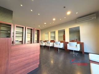 Deze handelsruimte is gelegen in het centrum van Olsene (Zulte). Momenteel is deze ingericht als kapsalon, maar u kan deze eveneens inrichten...