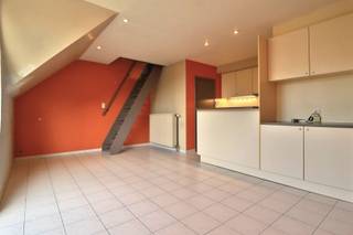 <p><span>RUSTIG GELEGEN DUPLEXAPPARTEMENT </span></p><p><span> </span></p><p><span>In een doodlopende straat pakt dit 1 slaapkamer appartement uit met veel ruimte en licht.</span></p><p><span>De trap brengt ons naar het tweede verdiep waar dit mooi leuke appartement ons opwacht.<br /><br /></span></p><p><span>Gezellige leefruimte met goed voorziene geïntegreerde keukenhoek.</span></p><p><span>Er is een degelijke badkamer en veel extra kastruimte.<br /><br />Op het duplex verdiep is 1 grote slaakamer.</span></p><p><span> </span></p><p><span>Veer parking in de straat, vlot naar winkels en centrum.</span></p><p><span> </span></p><p><span>RUSTIGE LIGGING<br />VEEL LICHT<br />DEGELIJK INGERICHT<br />GOED EPC</span></p>