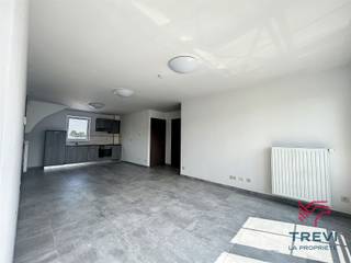TRAZEGNIES : Trevi la Propriété vous propose un magnifique appartement situé au 1er étage d'un bâtiment entièrement remis à neuf. Idéalement situé...