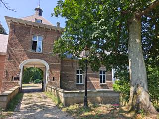 <p><strong>Deze historische en charmante conciërgewoning met twee slaapkamers en een private tuin bevindt zich op een uiterst rustige locatie op een prachtig 17de-eeuws kasteel- en parkdomein. Ondanks deze unieke oase van rust ligt de woning strategisch zeer gunstig nabij belangrijke in- en uitvalswegen, winkels, scholen, het openbaar vervoer en het levendige centrum van Edegem. Bovendien werd de woning in 2024-2025 volledig gerenoveerd en voorzien van moderne isolatie, waardoor historisch karakter en hedendaags comfort hier perfect samenkomen.</strong></p>
<p><strong>INDELING;</strong> <br />Bij het betreden van de woning via de inkomhal wordt u meteen verwelkomd in de gezellige en lichtrijke leefruimte. Deze ruimte, die een gezellige zithoek en eetplaats combineert, biedt een prachtig en rustgevend uitzicht op de vijver en op groen. De open, modern ingerichte keuken is volledig uitgerust met voldoende opbergkasten en kwalitatieve toestellen, zoals een kookplaat, dampkap, vaatwasser, oven, koelkast en diepvriezer. Daarnaast is er een praktische, aparte berging met de nodige aansluiting voor uw wasmachine, en is er een handige kelder aanwezig die extra opbergruimte biedt.</p>
<p>Via de karaktervolle houten trap bereikt u de eerste verdieping. Hier bevinden zich twee slaapkamers die extra sfeer ademen dankzij de originele plankenvloer.Verder is een ingerichte badkamer met een douche, een toilet en een lavabomeubel.</p>
<p>Tot slot is er ook een autostaanplaats op het domein inbegrepen.</p>
<br /><strong><span>BIJZONDERHEDEN:</span></strong><br />* Gelegen op een uniek kasteeldomein te Edegem <br />* Uniek eigendom, zeer centraal en rustig gelegen<br />* Autostaanplaats inbegrepen op het domein <br />* Kelder<br />* Renovatie 2024-2025, conforme keuring