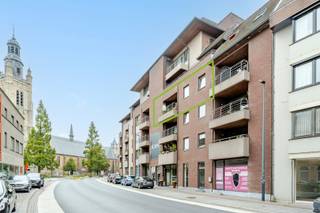 Op zoek naar een ruim appartement met een uitstekende ligging én een garage? Dit appartement op de derde verdieping combineert royale leefruimtes met een praktische indeling en beschikt bovendien over twee terrassen. Dankzij de centrale ligging in het centrum van Roeselare is dit appartement zowel interessant voor eigen bewoning als als investeringseigendom.<br /><br /><strong>Ligging:</strong> Het appartement geniet van een zeer centrale ligging in het hart van Roeselare. Winkels, gezellige horecazaken, openbaar vervoer en andere voorzieningen bevinden zich op korte wandelafstand. U geniet hier van alle voordelen van comfortabel stadsleven, met alles binnen handbereik.<br /><br /><strong>Indeling van het appartement:</strong><br />U komt het appartement binnen via de inkomhal die toegang biedt tot de ruime woonkamer. Aansluitend bevindt zich de ingerichte keuken met bijhorende berging. Vanuit de woonkamer heeft u toegang tot het voorliggende terras.<br />Verder beschikt het appartement over een badkamer voorzien van een bad, aparte douche en lavabomeubel, een afzonderlijk toilet en een aparte wasplaats die eveneens dienst kan doen als praktische opbergruimte. Er zijn twee slaapkamers, waarvan één slaapkamer toegang biedt tot het achterliggende terras.<br />Bij het appartement hoort tevens een garagebox in de kelderverdieping van het gebouw.<br />Het appartement is momenteel verhuurd aan een solvabele huurder, waardoor het pand vanaf de aankoop onmiddellijk verhuurrendement biedt.<br /><br /><strong>Technische eigenschappen:</strong>
<ul>
<li>Centrale verwarming op aardgas.</li>
<li>Dubbele beglazing.</li>
<li>Zonnepanelen met thuisbatterij voor de gemeenschappelijke delen.</li>
<li>Lift aanwezig.</li>
</ul>
<strong>Extra troeven:</strong>
<ul>
<li>Zeer centrale ligging in het centrum van Roeselare.</li>
<li>Ruim appartement met twee terrassen. </li>
<li>Inclusief garagebox in het gebouw aanwezig. </li>
<li>Reeds verhuurd aan een solvabele huurder.</li>
<li>Interessant als investeringseigendom dankzij het onmiddellijk verhuurrendement.</li>
</ul>
<strong>Interesse?</strong> Neem contact op met ons kantoor voor meer informatie of plan een vrijblijvend bezoek aan het appartement. Ontdek zelf de ruimte, de centrale ligging en de investeringsmogelijkheden die dit appartement te bieden heeft.