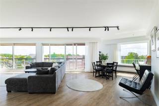 Ruim gerenoveerd appartement (177 m²) met terrassenOp de hoek van de Bredabaan en Ringlaan in Merksem vind je dit stijlvol appartement op de 4de...