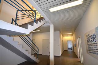 Ruim bedrijfsgebouw (+-1.500m² met mogelijkheid tot 2.000m² extra!!) met burelen op een op een zeer gunstige locatie. Het pand is gelegen op het...