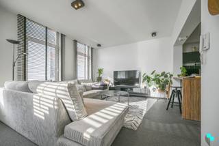 Ontdek deze bijzonder ruime karaktervolle gezinswoning met een bewoonbare oppervlakte van ca. 225 m² (volgens EPC-attest). De woning is gunstig gelegen nabij het centrum van Kortrijk, op wandelafstand van het Begijnhof en 'The Park Playground'. Indeling: Op het gelijkvloers vindt u een eerste slaapkamer met aansluitende badkamer (inloopdouche, wastafel en toilet) en toegang tot de kelder (aansluiting wasmachine). De eerste verdieping omvat een lichtrijke leefruimte met open, volledig geïnstalleerde keuken (vaatwasser, dampkap, gasfornuis, oven, koelkast en spoelbak), een eetplaats, apart toilet en een gezellig terras. De tweede verdieping beschikt over een ruime slaapkamer met dressing, een badkamer met ligbad, toilet en wastafel en een eigen terras. Op de derde verdieping bevinden zich de zolderruimte (perfect bruikbaar als extra slaapkamer), de technische ruimte en een bijkomende badkamer (bad, toilet en wastafel). Naast de woning beschikt u bovendien over een garage met automatische sectionaalpoort. CV op aardgas | HR- beglazing | Voorzien van verlichting en lamellen | Onmiddellijk beschikbaar. Contacteer ons voor meer informatie. 