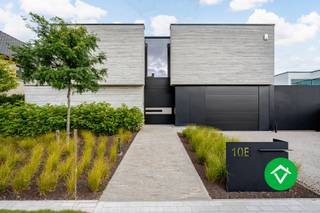 Wenst u alle details van de woning te bekijken? www.vladslostraatkoekelare.beDeze prestigieuze villa, gelegen in de rustige Vladslostraat van...