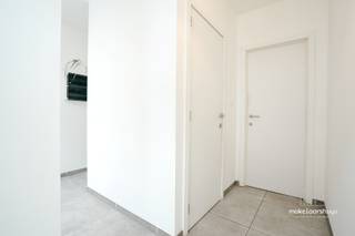 Ga naar de website van de makelaar en schrijf u in voor de bezoekdag. <br />makelaarshuys.be ; ga naar te koop en plan uw bezoek.<br /><br />Deze instapklare woning in rij met terras, tuin en ruime aparte garagebox met handmatige poort is gelegen in het hart van Eeklo op een perceel van 140m². <br /><br />Ze is instapklaar, stijlvol afgewerkt en biedt de perfecte start voor wie comfort en stedelijk wonen wil combineren. <br /><br />De bewoonbare oppervlakte 104m² is verdeeld over inkomhal, berging voor wasmachine, droogkast , een apart toilet met wastafel, een lichtrijk leefruimte voor eethoek en zithoek en een open keuken met toestellen, o.a. vaatwasser, oven, keramische kookplaat, inbouwkasten, …<br />Via het schuifraam bereikt u het terras en de tuin. <br /><br />Via de trap bereikt u de 1ste verdieping waar u een ruime masterbedroom heeft en een moderne badkamer met inloopdouche, toilet en wastafel. <br /><br />Op de 2de verdieping twee extra( slaap)kamers bieden mogelijkheden van kinderkamer(s) tot thuiskantoor of logeerruimte. <br /><br />Er is centrale verwarming op aardgas via radiatoren. <br />De woning is voorzien van pvc ramen en dubbel glas<br />Gunstig EPC: 119 : label B ( dak, vloer, muurisolatie)<br />Geen asbest in de woning/ enkel golfplaten dakgarage wel. <br />Conforme elektrische keuring. <br /><br />Op wandelafstand van de markt en het kerkplein van Eeklo met het Belfort aan het stadhuis , de parochiekerk Sint-Vincentius , diverse restaurants en het winkelcentrum, openbaar vervoer, Station in de nabijheid, diverse scholen o.a. College Ten Doorn. <br /><br />meer info sofie@makelaarshuys.be of 0468 24 65 84