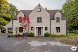 <p><span>Centraal gelegen, instapklare villa met magazijn en o.a. ruime leefruimte, ingerichte keuken, bureelruimte, kelder, 6 slaapkamers, 3 badkamers en zwemvijver op een oost georiënteerd perceel van 4.500 m².</span></p><p><span> </span></p><p><span>INDELING</span></p><p><span> </span></p><p><span>Gelijkvloers</span></p><p><span>Inkomhal op tegelparket, vestiaireruimte, gastentoilet met handenwasser, aparte bureelruimte met ingemaakte kasten en zijdeur naar buiten.  Vanuit de inkomhal toegang tot de zeer ruime leefruimte onderverdeeld in zit- en eetgedeelte.  Deze ruimte geniet veel lichtinval door de grote raampartijen die uitgeven op de tuin.  Aansluitend ingerichte keuken voorzien van koelkast met vriesvak, Miele combi-oven-micro, aparte Miele microgolfoven, vaatwasser, inductievuur, dampkap en dubbele porseleinen wasbak.</span></p><p><span> </span></p><p><span>Eerste</span><span> </span><span>verdieping</span></p><p><span>Op de eerste verdieping is een ruime nachthal die uitgeeft op 2 slaapkamers met ingemaakte kasten die met elkaar verbonden zijn door een douchekamer.  Verder zijn er nog 2 slaapkamers waarvan 1 met ingemaakte kasten en een eigen douchekamer voorzien van douche en wastafel.  De gehele verdieping, uitgezonderd de badkamers zijn op parket.</span></p><p><span> </span></p><p><span>Tweede verdieping</span></p><p><span>D.m.v. vaste trap toegang tot de tweede verdieping.  Hier bevinden zich nog 2 slaapkamers en een zolderruimte.  De tweede verdieping is op laminaatvloer.  </span></p><p><span> </span></p><p><span>Kelder</span></p><p><span>Kelder met voorziening wasmachine en droogkast.  Hier bevinden zich tevens de technische installaties.</span></p><p><span> </span></p><p><span>Tuin</span></p><p><span>Automatische toegangspoort met vooraan veel parkeergelegenheid.  Apart bijgebouw (garage) met automatische poort, dit pand met zolderruimte biedt meerdere mogelijkheden.  Achteraan prachtig aangelegde tuin, volledig omheind die veel privacy geniet met hybride zwemvijver.</span></p><p><span> </span></p><p><span>Bijgebouw</span></p><p><span>Ruim bijgebouw/magazijn met voorziening water en elektriciteit waar zich ook de omvormer van de zonnepanelen bevindt.</span></p><p><span>Deze ruimte is voorzien van vaste trap met volwaardige zolder.</span></p><p><span> </span></p><p><span>Bijzonderheden</span></p><p><span>-Centraal gelegen nabij uitvalswegen naar Antwerpen en Nederland</span></p><p><span>-Ruim bijgebouw (garage) met diverse mogelijkheden</span></p><p><span>-Zonnepanelen </span></p><p><span>-Prachtig aangelegde tuin met hybride zwemvijver</span></p><p><span> </span></p>