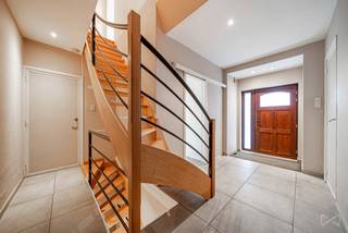 <p>Ideaal gelegen in een rustige doodlopende straat, neemt deze mooie woning het laatste perceel van de straat in, beschut tegen inkijk en verkeer. Dicht bij het station en alle voorzieningen biedt ze een leefomgeving die zowel rustig als praktisch is.</p>
<p>Met een bewoonbare oppervlakte van 219 m² op een mooi perceel, biedt de woning momenteel drie slaapkamers, een bureau en een kleine zitkamer, alsook twee badkamers, met de mogelijkheid om nog meer in te richten naar uw wensen, onder meer voor de uitoefening van een vrij beroep. Een geïntegreerde thuisbioscoop, inbegrepen in de verkoop, vervolledigt aangenaam de leefruimtes, terwijl een zeer groot terras de woning verlengt en uitnodigt om van het buitenleven te genieten. Een garage en parkeerplaatsen voor de woning zorgen bovendien voor comfortabel parkeren.</p>
<p>Op technisch vlak beschikt het pand over een EPC C, een conforme elektrische installatie en fotovoltaïsche panelen. Het verkeert in uitstekende algemene staat. Enkele punctuele opfrissingen zijn te voorzien, maar het geheel blijft verzorgd en perfect bewoonbaar.</p>
<p>Onmiddellijk vrij, wordt dit pand te koop aangeboden vanaf 595.000 €, met een beoogde verkoop aan 620.000 € onder voorbehoud van aanvaarding door de eigenaars.</p>