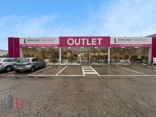 Deze showroom is strategisch gelegen langs de bedrijvige Zeelsebaan. Via de steenweg is er een snelle aansluiting op de de E17 richting Gent...