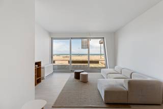 Ontdek dit charmante gelijkvloerse appartement, ideaal gelegen op toplocatie aan de Zeedijk van De Panne. Hier geniet u dagelijks van een...