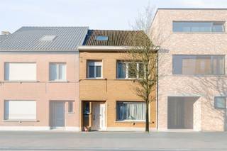 <p>Ben je op zoek naar een woning met 4 slaapkamers te Lebbeke? GEVONDEN!!</p><p>De woning is gelegen op wandelafstand van winkels, scholen, kinderopvang, centrum Lebbeke.</p><p>De energiezuinigheid (label C), het asbestveilig attest en de conforme elektriciteit vullen de lijst van pluspunten verder aan.</p><p>Ze kenmerkt op de benedenverdieping de inkomhal, de lichtrijke woonkamer, de eetplaats, de berging, de keuken (oven, vaatwasser, ker. kookplaat, dampkap & dubbele spoelbak) en de eerste badkamer met ligbad en toilet.</p><p>Op de eerste verdieping is er de nachthal, een tweede badkamer (douche, toilet, enkele wastafel) en 3 slaapkamers. Kamers te kort? Er is nog een vierde slaapkamer aanwezig op de tweede verdieping (toegankelijk via een vaste trap).</p><p>Genieten van de zon kan in de volledig afgesloten zonnige tuin met veel privacy. Liever wat schaduw? Er is een pergola aanwezig. Als extra bergruimte kan het tuinhuis dienst doen.</p><p>TROEVEN IN EEN NOTENDOP:</p><p>- Uitstekende ligging!</p><p>- 4 slaapkamers!</p><p>- Nieuwe cv ketel!</p><p>- 2 badkamers!</p><p>- Rolluiken aanwezig!</p><p>- Koele woning in de zomer!</p><p>- Instapklaar!</p><p>- Energiezuinig, asbestveilig en elektriciteit conform!</p><p>Meer informatie/ een bezoek? Maak eenvoudig jouw afspraak op WWW.WOONVAST.BE of contacteer Jonas op 0468 19 11 62 of via jonas@woonvast.be.</p>