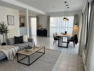 <p>Découvrez cet appartement de plain-pied prêt à emménager dans la résidence D'Oude Schelde, située à la périphérie d'Audenarde.<br />Grâce à son accès facile, son agencement pratique et son espace de vie agréable, c'est le pied-à-terre idéal pour ceux qui recherchent un cadre de vie calme à proximité du centre-ville.<br />Cet appartement offre un excellent confort et une grande facilité d'accès.</p><p>On entre dans l'appartement par le hall d'entrée. Vous disposez ensuite d'un salon spacieux avec une cuisine ouverte équipée de tout le confort nécessaire.<br />L'appartement comprend 2 chambres et 2 salles de bains, l'une avec douche et l'autre avec baignoire.<br />Il y a également des toilettes séparées et un dressing/bureau.<br />Depuis le dressing/bureau, vous accédez directement à la terrasse et au jardin.<br />L'appartement dispose également d'un garage spacieux en surface.</p><p>Vous vivez dans un cadre calme et verdoyant, tout en étant à seulement quelques minutes de la place du marché historique, des restaurants animés, des commerces et des transports en commun. <br />Grâce à la proximité de la N60, des villes comme Gand et Ronse sont facilement accessibles.</p><p>Cela vous intéresse ?<br />Demandez une visite via notre site web www.immodhondt.be </p>