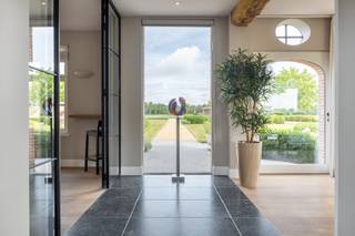 Zeer mooi gelegen exclusieve villa in pastoriestijl met apart luxe gastenverblijf, tuinschuur en prachtig vrij uitzicht. Bent u op zoek naar...