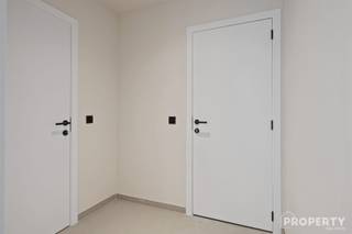 <p><span>Dit tweeslaapkamerappartement bevindt zich in een kleinschalige residentie die in 2026 volledig van kop tot teen werd gerenoveerd. Gelegen op de eerste verdieping geniet u hier van rust, privacy én een topligging in Rumbeke, met een vlotte bereikbaarheid en alle voorzieningen in de nabije omgeving.</span></p><p><span>De ruime woonkamer met open, volledig ingerichte keuken vormt het hart van het appartement en biedt een aangename, lichtrijke leefomgeving. Verder beschikt het appartement over twee volwaardige slaapkamers, een praktische berging, een apart toilet en een ingerichte badkamer met ruime instapdouche.</span></p><p><span>Met een gunstige EPC-score B en conforme elektriciteit is dit appartement volledig instapklaar en energiezuinig.</span></p><p><span>Als extra troeven zijn er een privatieve kelderberging, een carport en een private autostaanplaats inbegrepen.</span></p><p><span>Een ideale kans voor wie comfortabel wil wonen op een uitstekende locatie!</span></p><p><span> </span></p><p><span>Langskomen? Geef ons een seintje : <span>info@property-vastgoed.be</span></span><span> of 0476 46 12 87</span></p>