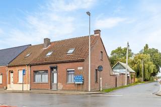 Te renoveren handelshuis op 320m² in De Klinge Dit betreft een handelshuis met vooraan een karaktervol café, aansluitende koer met sanitaire...