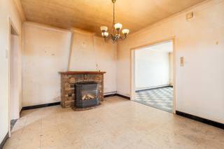 <p>Deze woning uit 1962 is gelegen in een residentiële en landelijke omgeving in Sint-Niklaas, met een vlotte verbinding naar belangrijke invalswegen. De halfopen bebouwing biedt veel potentieel voor wie op zoek is naar een huis met ruimte en een praktische indeling. Dankzij de lichtrijke leefruimte, veranda en grote tuin van 475 m² geniet u hier van een aangename woonomgeving. Met vier slaapkamers is deze woning ideaal voor gezinnen of wie extra ruimte zoekt voor hobby’s of thuiswerk. De aanwezige garage en schuur zorgen bovendien voor extra bergruimte en gebruiksgemak.</p>
<p> </p>
<p>Belangrijkste ruimtes:</p>
<p>• Inkomhal van 4,13 m²</p>
<p>• Ruime living van 33,85 m² met veel lichtinval</p>
<p>• Keuken van 8,56 m² met aansluitende veranda</p>
<p>• Veranda van 9,95 m² met zicht op de tuin</p>
<p>• Badkamer van 8,53 m²</p>
<p>• 4 slaapkamers van 9,37 m², 15,77 m² en 17,62 m²</p>
<p>• Garage van 19,11 m²</p>
<p>• Schuur van 8,63 m²</p>
<p>• Tuin van 475 m²</p>
<p> </p>
<p>Troeven:</p>
<p>• Halfopen bebouwing in rustige residentiële omgeving</p>
<p>• Ruime tuin van 475 m²</p>
<p>• Vier volwaardige slaapkamers en praktische indeling</p>
<p> </p>
<p>Neem vandaag nog contact op met je ERA-makelaar voor een bezoek.</p>
<p> </p>
<p>JOUW DROOMHUIS. ZO GEVONDEN!</p>