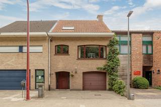 <p>Uitzonderlijke ruime woning aan natuurdomein 'T Rood.<br />Gegeerde ligging in autoluwe straat, vlot bereikbaar via invalswegen en autostrade en vlakbij winkels, scholen en openbaar vervoer.<br />Indeling: inkomhal met gastentoilet, ruime leefkamer veel lichtinval, volledig uitgeruste open keuken met alle toestellen, via schuifdeur naar zalige tuin, inpandige garage en berging; V1: 2de leefkamer (eventueel op te delen in meerdere extra slaapkamers), hoofdslaapkamer met vernieuwde badkamer met instapdouche en toilet, oudere 2de douchekamer, 3de toilet; V2: 2 extra slaapkamers onder het dak + zolderberging.<br />IDEAAL ALS TWEEWOONST OF VOOR GROOT GEZIN! <br />Extra's: goedgekeurde elektrische installatie, gunstig EPC door: condensatieketel, extra geïsoleerde daken, dubbele beglazing, vloerisolatie...</p><p>Info/bezoek: 03/283 83 00 - noord@sinjoor.be</p>
