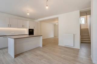 Gelegen in een rustige buurt nabij de Louizalaan, biedt dit prachtige tweeslaapkamerappartement modern wooncomfort met een vleugje luxe. Het...