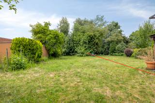 In Hofstade, een landelijke randgemeente van de stad Aalst, bevindt zich op een zeer rustige doch vlot bereikbare locatie deze bouwgrond geschikt voor het optrekken van een driegevel woning. Openbaar vervoer, scholen, horeca, handelszaken en treinstation zijn op een boogscheut verwijderd. Het op-en afrittencomplex E40 Brussel-Gent is in 10 min te bereiken. 
Op deze oost georiënteerde 672 m² grootte eigendom dient een woning opgetrokken te worden onder de goedgekeurde stedenbouwkundige voorschriften waaruit blijkt : breedte straatkant 8,9 m en diepte 11,25 m. Op de grond bevindt zich reeds een goedgekeurde garage.
Rust en toch alle nutsvoorzieningen binnen handbereik maakt van deze ligging een toplocatie.
Voor verdere informatie contacteer : affligem@immoaccenta of 0475/63.70.09