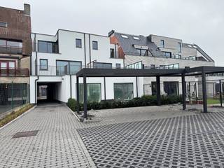 Dit energiezuinige en zeer ruime 3-slpk-appartement is gelegen in de kleinschalige nieuwbouwresidentie Alexis.<br />Gelegen langs een invalsweg, op een boogscheut van het centrum van Waregem.
<h4><span>Het appartement omvat : </span><span><span>Inkomhall met gastentoilet, wasplaats, leefruimte met open keuken (samen 40m²), terras 13m² achteraan, koele berging, </span><strong>3</strong><span> slaapkamers (13, 7 &amp; 7m²) en badkamer met inloopdouche en toilet</span> -</span><span><span><span> </span></span></span><span>Inclusief garage </span></h4>
<span><u><span>Elk appartement is hoogwaardig afgewerkt en voorzien van alle hedendaagse en vooruitstrevende technieken:</span></u></span>

<ul>
	<li><span><span>Perfect geïsoleerde bouwschil met hoge luchtdichtheid en een hoog akoestisch comfort</span></span></li>
	<li><span><span>Vloerverwarming met warmtepomp (lucht-water) (ook comfortkoeling)</span></span></li>
	<li><span><span>Constante aanvoer van verse lucht dmv een ventilatiesysteem type D met warmterecuperatie </span></span></li>
	<li><span><span>Zonnepanelen voor ieder appartement (privatief)</span></span></li>
	<li><span><span>Domotica pakket Velbus</span></span></li>
	<li><span><span>Gegarandeerd lagere energiefacturen (+/- E 12)</span></span></li>
	<li><span><span>Volledig ingerichte keuken voorzien van alle inbouwapparatuur</span></span></li>
	<li><span><span>De appartementen worden volledig geschilderd  </span></span></li>
	<li><span><span>Berging voor vuilnis</span></span></li>
	<li><span><span>Mogelijkheid om parkings P07 en P08 bij te huren aan 35 €/mnd</span></span></li>
	<li><span><span>Fietsenstalling</span></span></li>
</ul>
<span><span>De appartementen zullen beschikbaar zijn vanaf januari/februari 2026</span></span><br /> 