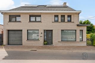 <p>Recent gerenoveerde gezinswoning met 4 slaapkamers, garage, tuin en domotica!</p><p>Bent u op zoek naar een RUSTIG gelegen, INSTAPKLARE gezinswoning waar ruimte en modern wooncomfort centraal staan? <br />Dan is deze recent GERENOVEERDE woning met 4 SLAAPKAMERS, een bewoonbare oppervlakte van maar liefst 300 m² en een ruim perceel van 850 m² zeker een bezoek waard.</p><p>INDELING: inkomhal, bureau, apart toilet, ruime en lichtrijke leefruimte met zithoek en eethoek, volledig uitgeruste open keuken met stoomoven, oven, combi-oven en vaatwasser, schuifraam naar het terras en de tuin, polyvalente ruimte (ideaal als wasplaats) en een inpandige garage. Op de verdieping bevinden zich vier ruime slaapkamers en een badkamer met inloopdouche, dubbele wastafel en toilet. De ruime zolder over de volledige verdieping biedt tal van mogelijkheden. Daarnaast is de woning bijna volledig onderkelderd.</p><p>De woning beschikt over CONFORME lektriciteit, centrale verwarming op aardgas, PVC-ramen met dubbele beglazing, ZONNEPANELEN met BATTERIJ en een DOMOTICAsysteem waarmee lichtschakelaars en stopcontacten via een smartphone en bedieningspaneel bediend kunnen worden. Alle leidingen werden vernieuwd en de riolering is gescheiden.</p><p>Voor wie is dit pand ideaal?<br />♦ Gezinnen die op zoek zijn naar een ruime instapklare woning.<br />♦ Thuiswerkers dankzij het aparte bureau en de extra ruimte.<br />♦ Kopers die comfortabel en energiezuinig willen wonen.</p><p>Bezoek na afspraak met Immo Beguin, jouw vastgoedexpert sinds 2009.<br />✉️ emmy@immobeguin.be</p>