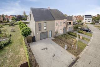 Recente woning, gelegen in een rustige straat met enkel plaatselijk verkeer, op wandelafstand van het dorpsplein. De leefruimte en open...