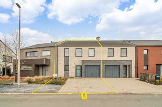 Langs Broekem ter hoogte van nummer 7, op net geen kilometer van het centrum van Bilzen, bevdindt zich deze verzorgde rijwoning met drie...