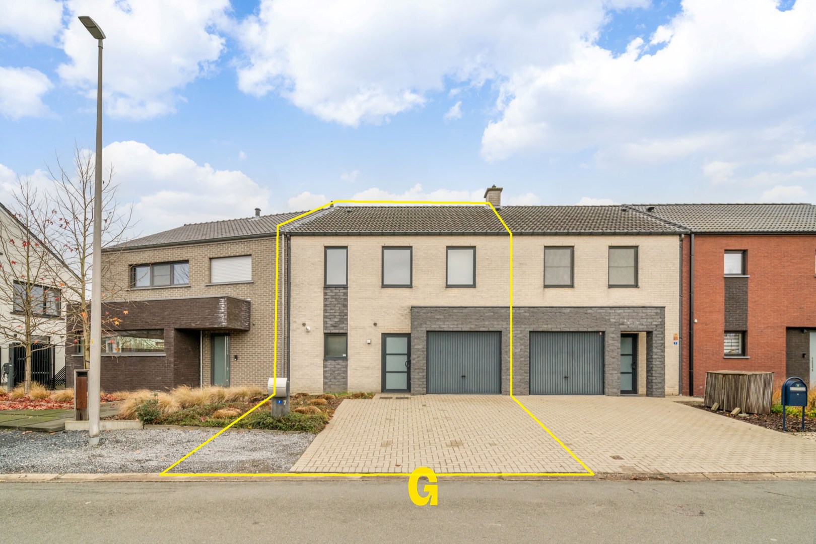 Degelijke instapklare rijwoning met drie slaapkamers, inpandige garage en tuin met terras vlakbij het centrum van Bilzen - foto 1