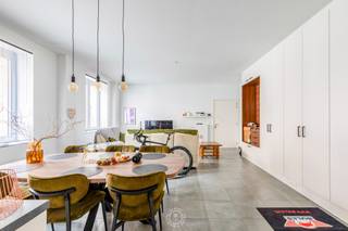In deze <strong>rustige residentie, gelegen in het centrum van Sint-Niklaas</strong>, bevindt zich dit aangename en ruime appartement met <strong>één slaapkamer.</strong><br /><br />Bij het binnenkomen betreedt u de<strong> lichtrijke woonkamer,</strong> die dankzij de grote lichtinval een aangenaam gevoel van ruimte biedt. De woonkamer beschikt bovendien over een praktische <strong>inbouwkast. </strong>De keuken is volledig uitgerust met de nodige toestellen. Aansluitend is er een ruime berging, ideaal voor extra opbergruimte.<br />Het appartement beschikt over <strong>één ruime slaapkamer en een comfortabele badkamer</strong> met inloopdouche en lavabo. Daarnaast is er een afzonderlijk toilet.<br /><br />Dankzij de <strong>aanwezige verlichting en gordijnen</strong> is het appartement volledig instapklaar en kan u er meteen uw nieuwe thuis van maken.<br />Hoewel het appartement niet over een privéterras beschikt, kunnen bewoners gebruikmaken van de<strong> aangename gemeenschappelijke tuin van de residentie, </strong>een fijne plek om in alle rust te genieten. Op verdieping -1 beschikt het appartement bovendien over een <strong>eigen autostaanplaats.<br /><br />Huurprijs: € 850/maand</strong> (inclusief onkosten en autostaanplaats)<br />Het appartement is energiezuinig en beschikt over aparte tellers voor water, gas en elektriciteit. <br />Beschikbaar vanaf <strong>1 november 2026.</strong><br /><br /><strong>Een bezoek is uitsluitend mogelijk na afspraak, via e-mail op cvg@claves.be of telefonisch via 03/502.98.74.</strong>