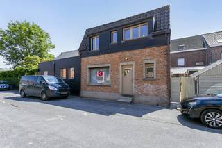 Dit gezellige huisje is gelegen in het Rekhof, in het hartje van Poperinge, in de nabijheid van alle nodige voorzieningen. De hoofdingang is aan de straat, maar er is ook een achteruitweg via het Vroonhof. Daar is er ook parkeermogelijkheid voor de deur.<br /><br />Indeling:<br /><br />* Gelijkvloers 0:<br />- inkomhal<br />- ruime leefruimte (29 m²)<br />- keuken (9 m²) uitgerust met een eettafel met stoelen, dubbele spoelbak, ingebouwde kasten en gasfornuis<br />- apart toilet<br />- badkamer voorzien van wastafel in meubel en ligbad met douchefunctionaliteit<br />- wasplaats (5 m²)<br /><br />* Verdieping +1:<br />- nachthal<br />- apart toilet<br />- 2 slaapkamers (16 & 15 m²)<br /><br />* Verdieping +2:<br />- zolder<br /><br />=> Beschikbaar vanaf 1/10/2026