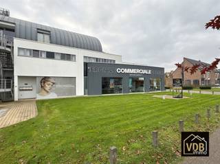Volledig afgewerkt, modern en instapklaar pand  (GV 294 m² en -1 magazijn 119 m² en grote goederenlift) geschikt voor klein- en groothandel,...