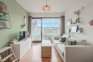 <div>
<div>
<section>
<div>
<div>
<div>
<div>
<div>
<div>
<p><strong>Knusse studio met zonnig terras in het hart van Westende</strong><span></span></p>
<p>Deze verzorgde studio van 18 m² is gelegen op de vierde verdieping van Residentie WESTEND PALACE C1, pal in het centrum van Westende en vlak achter de zeedijk.</p>
<p>De studio omvat een inkomhal met wandkeuken, een aangename en lichtrijke leefruimte met terras aan de zonnekant, een badkamer met ligbad/douche, lavabo en toilet, evenals een private ondergrondse kelder.</p>
<p>Dankzij de centrale ligging bevinden winkels, horecazaken, openbaar vervoer en het strand zich op wandelafstand.</p>
<p>Residentie WESTEND PALACE biedt bovendien heel wat extra comfort, waaronder een private tuin, een overdekt zwembad en een conciërge.</p>
<p>Een ideale pied-à-terre aan zee!</p>
</div>
</div>
</div>
</div>
<div></div>
<div>
<div></div>
</div>
</div>
<div>
<div></div>
</div>
</div>
</section>
</div>
</div>
<div></div>