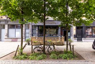 Dit opbrengsteigendom bevindt zich op een uitstekende locatie in Antwerpen, op wandelafstand van het MAS, de jachthaven en de levendige Eilandje‑buurt. Dankzij deze strategische ligging geniet u van een constante aantrekkingskracht voor zowel horeca‑activiteiten als verhuur van woonunits.<br />Het gebouw staat op een perceel van 155 m² en biedt een totale oppervlakte van 263 m², verdeeld over een horecazaak op het gelijkvloers en twee studio’s met aparte toegang. Een interessante opportuniteit voor investeerders die op zoek zijn naar een stabiel en veelzijdig rendementspand in een van de meest gegeerde stadsdelen.<br />---<br />Indeling<br />Kelder (120 m²)<br />Ruime kelderverdieping, ideaal als stockage of technische ruimte.<br />Gelijkvloers (143 m²)<br />• Restaurant (59 m²)<br />• Professionele keuken (33 m²)<br />• Sanitair (11 m²)<br />• Aparte inkomhal voor de bovenliggende studio’s<br /><br />Eerste verdieping<br />• Traphal<br />• Woonkamer<br />• Slaapkamer (10 m²)<br />• Badkamer<br /><br />Tweede verdieping<br />• Traphal<br />• Woonkamer<br />• Slaapkamer (10 m²)<br />• Badkamer<br />---<br /><br />Troeven<br />• Absolute toplocatie op enkele minuten van het MAS en het Eilandje<br />• Aparte toegang tot de woonunits<br />• Commerciële zichtbaarheid dankzij de gevelbreedte<br />• Stabiele verhuurmogelijkheden door de combinatie horeca + studio’s<br />• Veelzijdig inzetbaar voor investeerders met focus op rendement<br /><br />Mis deze kans niet! Plan snel je bezoek en ontdek deze ruime woning zelf.<br />0496980710<br />kjento.van.hoydonck@albert.immo<br />www.albert.immo
