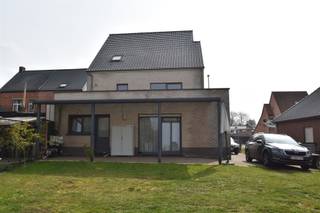<h2><span>Uitzonderlijk Gelijkvloers Appartement (165m²) met 4 Slaapkamers, Tuin en Uitgebreide Parkeermogelijkheden</span></h2><p><span>Bent u op zoek naar de ruimte en de troeven van een woning, maar met het comfort en de praktische indeling van een appartement? Dit unieke gelijkvloerse eigendom biedt met een bewoonbare oppervlakte van maar liefst 165 m² ongeziene mogelijkheden voor grote gezinnen, wie nood heeft aan een thuiskantoor, of zij die simpelweg houden van ruimte.</span></p><h2><span>Recent Vernieuwd &amp; Energiebewust</span></h2><p><span>Dit appartement is met zorg onderhouden en technisch up-to-date gebracht, wat u direct rust geeft op het gebied van onderhoud en energiekosten:</span></p><ul><li><span>Vernieuwd dak (2023): Het dak van het gebouw werd recent volledig gerenoveerd.</span></li><li><span>Nieuwe verwarmingsketel (december 2025): U profiteert van een gloednieuwe, hoogrendementsketel die zorgt voor een optimaal klimaat en een lagere energiefactuur.</span></li></ul><h2><span>Royale Indeling en Comfort</span></h2><p><span>Bij het betreden van het appartement ervaart u direct de royale opzet. De leefruimte is ruim en vormt het centrale hart en geniet van een prachtige lichtinval. Voor wie graag kookt en tafelt, is er de aparte leefkeuken: een volwaardige ruimte waar gezelligheid centraal staat. Praktisch gemak wordt geboden door de aangrenzende berging/wasplaats, waardoor huishoudelijke taken uit het zicht blijven.</span></p><p><span>Met maar liefst 4 slaapkamers biedt dit pand een zeldzame flexibiliteit. De eigen tuin vormt een rustpunt waar u in alle privacy kunt genieten van de buitenlucht.</span></p>