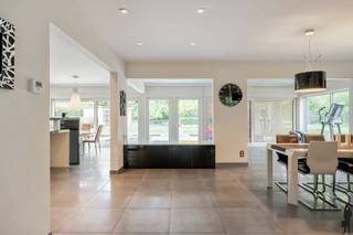 <strong>Eigentijdse villa op ca. 1.246 m² in een fijne woonwijk gelegen te Brasschaat!</strong><br /><br /><strong>Gelegen in de geliefde Bloemaard, een rustige en bijzonder aangename buurt in Brasschaat. Deze straten staan bekend om hun groene omgeving, het veilige karakter en de prettige woonbeleving. Een echte toplocatie waar wonen gelijkstaat aan genieten van rust en comfort, met alle voorzieningen binnen handbereik.</strong><br /><br /><strong>De gelijkvloerse verdieping:</strong><br />- Een <strong>inkomhal </strong>op tegelvloer met vestiaire, gastentoilet en handenwasser<br />- Een <strong>woonkamer </strong>op tegel met <strong>gashaard </strong>en aanpalende <strong>eetkamer</strong>, <strong>grote raampartijen</strong> met zicht op de tuin en schuifraam naar het terras<br />- Een <strong>leefkeuken </strong>met centraal <strong>kookeiland</strong>, inbouwtoestellen (Pelgrim oven, kookvuur, dampkap, dubbele lavabo, vaatwasser), ontbijthoek met schuifraam naar het terras en overvloedig lichtinval<br />- Een <strong>bijkeuken </strong>met aansluiting voor wasapparatuur, lavabo, ingemaakte kasten en deur naar de tuin (tweede ingang)<br />- Een <strong>inpandige garage</strong> met dubbele sectionaalpoort, extra aansluitingen voor wasapparatuur, ingemaakte kasten<br />- Een ondergrondse <strong>kelder </strong>ideaal als extra bergruimte met toegangsdeur en trap naar de begane grond<br /><br /><strong>De eerste verdieping:</strong><br />- Middels glazen trap naar een nachthal op laminaat <br />- Een <strong>hoofdslaapkamer </strong>op laminaat, schuifraam naar het dakterras <br />- Een aanpalende <strong>hoofdbadkamer </strong>met dubbele lavabo, ligbad, inloopdouche, toilet en bidet<br />- Een <strong>tweede en derde slaapkamer </strong>eveneens op laminaat<br />- Een <strong>douchekamer </strong>met inloopdouche, lavabo en toilet<br /><br /><strong>De tweede verdieping:</strong><br />- <strong>Polyvalente ruimte</strong> op laminaat, momenteel ingericht als fitness<br />- <strong>Berging </strong>die fungeert als extra dressing<br />- <strong>Technische ruimte</strong> met o.a. de verwarmingsketel (Vaillant)<br /><br /><strong>De tuin:</strong><br />- <strong>Meerdere terrassen</strong><br />- Een volledig <strong>omheinde </strong>noordoost georiënteerde tuin met automatische poort<br />- <strong>Vijver</strong><br /><strong>- Fietsen -en en tuinberging</strong><br /><strong>- Sproei-installatie</strong><br /><br /><strong>Algemeen</strong><br />- Verwarming op gas d.m.v. <strong>radiatoren</strong> en <strong>vloerverwarming<br /></strong>- blanco elektriciteitsattest<br />- <strong>Airconditioning </strong>in de hoofdslaapkamer<br /><strong>- Elektrische zonneschermen</strong><br />- <strong>Alarmsysteem </strong>aanwezig<br />- <strong>Zonnepanelen </strong>aanwezig<br />- <strong>Videofonie</strong><br /><strong>- Vlotte en logische indeling</strong><br />- <strong>Instapklaar</strong>, met oog voor degelijk onderhoud<br /><strong>- Meubels zijn ter overname</strong><br />- Gelegen in één van de <strong>rustigste </strong>en <strong>fijnste residentiële wijken </strong>in Brasschaat, in de nabijheid van <strong>beschermde natuurgebieden</strong>, op <strong>fietsafstanden van scholen</strong><br />- Goede verhouding van het perceel met <strong>mooie straatbreedte</strong>