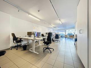 Bent u op zoek naar de ideale uitvalsbasis voor uw onderneming? Dit instapklare kantoor te koop in Deurne biedt een perfecte combinatie...