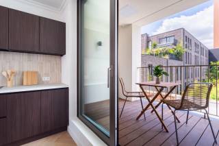 Bienvenue dans ce duplex élégant avec terrasse, situé dans un immeuble à petite échelle entièrement rénové cette année. Vous résidez ici dans un emplacement de choix à Anvers, entre le dynamique quartier 't Zuid, la charmante place Mechelseplein et le quartier animé des Théâtres. Restaurants, commerces, lieux culturels et transports en commun sont tous accessibles à pied.<br /><br />La rénovation a mis l’accent sur le confort moderne, des finitions de haute qualité et l’efficacité énergétique. Grâce aux panneaux solaires et au système domotique intégré, vous bénéficiez d’un cadre de vie durable et résolument tourné vers l’avenir.<br /><br />En entrant dans l’appartement situé au deuxième étage, vous découvrez un salon lumineux où le parquet en chevrons élégant attire immédiatement le regard. La cuisine ouverte moderne s’intègre parfaitement au séjour et est équipée d’un grand îlot central avec coin repas, d’appareils électroménagers de qualité supérieure et de placards encastrés pratiques. Depuis le salon, vous accédez directement à la terrasse couverte, un espace agréable pour profiter tranquillement de l’extérieur.<br /><br />Au troisième étage se trouvent deux chambres spacieuses, complétées par une troisième pièce polyvalente idéale comme bureau, dressing ou chambre d’amis. La salle de bains élégante dispose d’une grande douche à l’italienne, d’un meuble double vasque et de toilettes.<br /><br />Enfin, l’appartement comprend une cave pratique, parfaite pour un rangement supplémentaire.<br /><br />Une occasion unique pour qui cherche un duplex clé en main où espace, confort, durabilité et emplacement exceptionnel se conjuguent à merveille. <br />Intéressé ? Contactez LISTED pour une visite au +32 3 283 51 51.