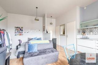 Deze studio is gelegen nabij de <strong>Coupure </strong>te Gent en maakt deel uit van de residentie 1000 Vuren. De studio geniet van een uitstekende locatie: in de buurt heeft u het openbaar vervoer, verschillende scholen, winkels ... én dit allemaal op wandelafstand van <strong>hartje Gent</strong>. <br /><br />De studio bestaat uit een leefruimte met kitchenette. Daarnaast is een aparte berging en een badkamer met wastafel en inloopdouche. <br /><br />Ideaal voor studerende kinderen of als investering. <br /><br />Wenst u deze studio te bezichtigen? Neem gerust contact op met ons via 09 278 88 88.