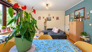 <p><span>Dit </span><strong><span>2-slaapkamerappartement op het gelijkvloers</span></strong><span> van Residentie Het Park combineert een praktische indeling met een bijzonder rustige ligging aan de achterzijde van het gebouw.</span></p>
<p><span>Het appartement beschikt over een ruime leefruimte met rechtstreeks toegang tot de </span><strong><span>private tuin</span></strong><span>, een aparte keuken, twee slaapkamers en een badkamer met ligbad. Vanuit de leefruimte geniet je van een aangenaam groen uitzicht en dankzij de tuin beschik je hier over een fijne buitenruimte om in alle rust te vertoeven.</span></p>
<p><span>De afwerking is klassiek en biedt ruimte om verder te moderniseren naar eigen smaak. Dankzij de gelijkvloerse ligging, de tuin en de groene omgeving is dit appartement geschikt voor zowel eigen bewoning, tweede verblijf als investering.</span></p>
<p><span>Residentie Het Park beschikt over een lift en ligt vlak bij het park, op korte afstand van centrum, winkels, horeca, strand en duinen. Garage of parkeerplaats optioneel bij aan te kopen.</span></p>
<p><strong><span>Troeven</span></strong></p>
<ul>
<li><span>Gelijkvloers appartement</span></li>
<li><span>2 slaapkamers</span></li>
<li><span>Private tuin</span></li>
<li><span>Aangenaam groen uitzicht</span></li>
<li><span>Rustige ligging aan de achterzijde</span></li>
<li><span>Topligging vlak bij het park</span></li>
</ul>
<p>Neem gerust contact op voor meer informatie of een bezoek.</p>
<p><strong>Verborgh Real Estate</strong> — +32 470 54 82 28<br /><strong>Covico</strong> — +32 494 87 22 32</p>