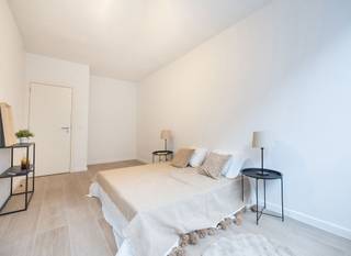<span><strong>LAKEN</strong></span> – DUPLEX APPARTEMENT met 3 grote slaapkamers (11,5m² - 13,2m² - 18m²) en 2 badkamer. Kleine mede-eigendom met 2- en 3-slaapkamer appartementen. Appartement  bestaande uit een inkomhal, 39,3m² WOONKAMER uitgevende op RUIM TERRAS (9,7m²), aparte keuken, gastentoilet en eerste berging. Op de verdieping bevinden zich de slaapkamers, de 2de berging en badkamers en een terrasje. Super EPC A- met gedeeld gebruik van ZONNEPANELEN en EXTRA HOGE ISOLATIE. Kelder aan te kopen, parking optioneel. Verkoop onderworpen aan registratierechten (12,5%) op de grondwaarde en BTW (21%) op de constructiewaarde. Bezoek nu EXCLUSIEF met TREVI!