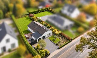 Gelegen in het rustige Waasmunster bevindt zich deze volledig gerenoveerde bungalow, die comfort, stijl en praktisch wonen perfect combineert. Bij het betreden van de woning komt u in de inkomhal, die toegang biedt tot de lichtrijke living. <br /><br />De ingerichte keuken is volledig vernieuwd en uitgerust met moderne toestellen. Ook de badkamer werd volledig vernieuwd en straalt frisheid en comfort uit, een apart toilet is aanwezig. <br /><br />De woning beschikt over drie slaapkamers, elk met voldoende ruimte en lichtinval. Daarnaast is er een zolder, die extra opbergmogelijkheden biedt. Aan de achterzijde bevindt zich een aangelegde tuin met terras, waar het heerlijk vertoeven is tijdens zonnige dagen of gezellige avonden.<br /><br />Een bijkomende troef is de dubbele garage, die zorgt voor ruime parkeergelegenheid en bijkomende bergruimte.<br /><br />De bungalow is uitgerust met vloerverwarming, zonnepanelen en een warmtepomp, wat niet alleen zorgt voor een energiezuinige woning, maar ook voor een aangenaam binnenklimaat.<br /><br />De huurprijs bedraagt €1.500 per maand, met €80 vaste kosten per maand ( inbegrepen in de maandelijkse kosten: het onderhoud van de waterpomp, het ventilatiesysteem en snoeiwerk borders en haag). De woning is beschikbaar vanaf 12/2026<br /><br />Deze prachtig gerenoveerde bungalow is ideaal voor wie op zoek is naar een instapklare, gelijkvloerse woning met een rustige ligging en alle hedendaags comfort.<br />Interesse? Neem gerust contact met ons op voor meer informatie of om een bezichtiging in te plannen.