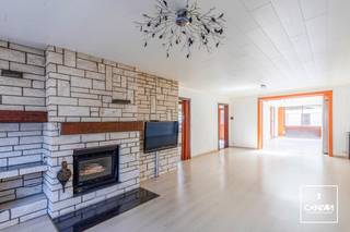 In deze <strong>rustige buurt </strong>te Wondelgem vindt u deze interessante halfopen bebouwing. Ideaal voor mensen die graag hun eigen smaak geven aan hun woning. In de omgeving vindt u alle voorzieningen zoals winkels, openbaar vervoer, het centrum van Wondelgem en is gelegen op fietsafstand van Gent. Kortom de perfecte locatie voor oud en jong.<br /><br />Vooraan de woning heeft u een voortuin en een oprit tot aan de <strong>alleenstaande garage</strong>, wat voldoende mogelijkheid biedt voor het parkeren van uw wagen. Op het gelijkvloers vindt u de inkomhal, een apart toilet, de ruime woonkamer met houtkachel, een eerste en een tweede keuken, beide met toegang tot het terras en de tuin. Het aangelegde terras met een zuidoost oriëntatie heeft verder een tuinhuis/ bergruimte en een overdekt stuk. <br /><br />Verder op het eerste verdiep vindt u de badkamer met douche en toilet, <strong>twee slaapkamers</strong> en een derde <strong>kleinere kamer</strong> die toegang heeft tot de zolder (via een zolderluik). <br /><br />Heeft u zin om deze woning te bezoeken? Aarzel niet mijn collega Kobe te contacteren via 09 278 88 88.