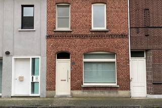 Gezellige stadswoning met inkomhall, living, keuken, badkamer, koer met wasberging,2 slaapkamers, zolder (vaste trap)en fietsengang.<br />Dubbel glas, rolluiken, muggeramen, dak recent geïsoleerd, volledig geschilderd.