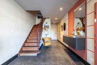 Nabij het centrum van Bornem vinden we dit ruime duplex appartement terug op een aangename en rustige locatie. Dankzij de ligging op wandelafstand van het recreatiedomein Breeven en de kinderboerderij is dit een ideale omgeving voor wie graag geniet van groen, rust en ontspanning.<br /><br />Via de inkomhal betreden we de ruime en lichtrijke leefruimte. Naast de leefruimte is er voldoende plaats voorzien voor een bureau, ideaal voor wie van thuis uit werkt. Aansluitend bevindt zich de zeer ruime, volledig uitgeruste keuken. Vanuit de keuken heb je rechtstreeks toegang tot het ruime terras, waar je in alle rust kan genieten van de buitenlucht. Op deze verdieping bevindt zich tevens een gastentoilet en de trap naar de lager gelegen verdieping, waar het slaapgedeelte zich bevindt.<br /><br />Via de trap naar beneden bereiken we twee bijzonder ruime slaapkamers. De master bedroom beschikt bovendien over een eigen dressing. Verder vinden we de ruime badkamer terug, uitgerust met een ligbad, douche, dubbele lavabo en toilet.<br /><br />Ook op vlak van bergruimte en parkeren biedt dit appartement heel wat extra's. Er zijn twee privatieve kelderbergingen aanwezig en de garage biedt plaats voor maar liefst twee wagens. De garage kan mee aangekocht worden aan € 20.000,00. <br /><br />Ben je op zoek naar een ruim duplex appartement?<br />Contacteer ons gerust via bryann@julimmo.be of 0492 86 51 03.