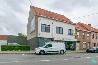 Veelzijdig handelspand met woonst, winkelruimte en atelier/magazijn op een zuid georiënteerd perceel van 470 m², commercieel gelegen langs...