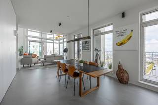 Hoog boven de Antwerpse skyline bevindt zich een duplex-penthouse met een uitgesproken karakter. Verdeeld over de 20ste en 21ste verdieping van Residentie Lichttoren biedt dit penthouse een zeldzame combinatie van ruimte, privacy en vergezichten. De ligging, tussen het Eilandje en Park Spoor Noord, zorgt voor een bijzonder stedelijk decor, terwijl de royale raampartijen het panorama volledig tot zijn recht laten komen.<br /><br />Het penthouse werd ingericht met oog voor comfort en detail, waarbij maatwerk, hoogwaardige materialen en sfeervolle leefruimtes elkaar versterken. Van de elegante leefruimte en keuken tot de ruime verdieping en luxueuze masterzone: elk niveau is ontworpen als een volwaardig onderdeel van deze bijzondere woonbeleving.<br /><br />INDELING<br />
<p><span>De leefruimte vormt het centrale ontmoetingspunt van het penthouse. Dankzij de royale raampartijen geniet u hier niet alleen van een uitzonderlijke hoeveelheid natuurlijk licht, maar ook van een voortdurend veranderend panorama over Antwerpen. De maatwerkkasten en sfeervolle bar zorgen voor een elegante uitstraling en maken de ruimte bijzonder geschikt voor zowel rustige momenten als het ontvangen van gasten.</span></p>
<p><span>Aansluitend bevindt zich de eetkamer, voorzien van een ingemaakte kastenwand. De open verbinding met de volledig uitgeruste keuken creëert een aangename en eigentijdse leefomgeving. De keuken is uitgerust met een kookeiland en werd hoogwaardig afgewerkt, waarbij functionaliteit en esthetiek mooi in balans zijn.</span></p>
<p>Via de trap bereikt u de 21ste verdieping, afgewerkt met parket. Hier bevindt zich een ruime, veelzijdige ontspanningsruimte die oorspronkelijk is ontworpen als tweede slaapkamer, maar dankzij de ruime oppervlakte en flexibele indeling ook perfect kan worden ingericht als lounge, bureau, tweede leefruimte of hobbyruimte.</p>
<p><span>De slaapkamer beschikt over ingemaakte kasten en elektronische gordijnen, waardoor comfort en privacy centraal staan. De aansluitende badkamer ademt luxe en rust, en is uitgerust met een dubbele lavabo, een ligbad en een ruime inloopdouche.</span></p>
<p><span>Verder beschikt de verdieping over een volledig ingerichte dressing, die rechtstreeks aansluit bij de slaapkamer en zorgt voor een bijzonder comfortabele en praktische woonbeleving.</span></p>
<p><span>Ook op het vlak van bergruimte en parkeren biedt dit penthouse de nodige extra’s. In de kelder beschikt de woning over een privatieve berging en toegang tot een fietsenberging. Daarnaast bestaat de mogelijkheid om meerdere ondergrondse autostaanplaatsen aan te kopen. Prijs op aanvraag.<br /><br />BIJZONDERHEDEN <br />- Exclusief duplex-penthouse op de 20ste en 21ste verdieping<br />- Panoramisch uitzicht over Antwerpen<br />- Maatwerk en hoogwaardige afwerking<br />- Voldoende parkeermogelijkheden en privatieve kelderberging</span></p>
<p><span>Een uitzonderlijk duplex-penthouse voor wie ruimte, comfort en een unieke ligging wil combineren met een panoramisch uitzicht dat elke dag opnieuw weet te verrassen.<br /><br />Voor meer informatie of een bezoek ter plaatse kunt u vrijblijvend contact opnemen met Kato via kato@reds.be.</span></p>